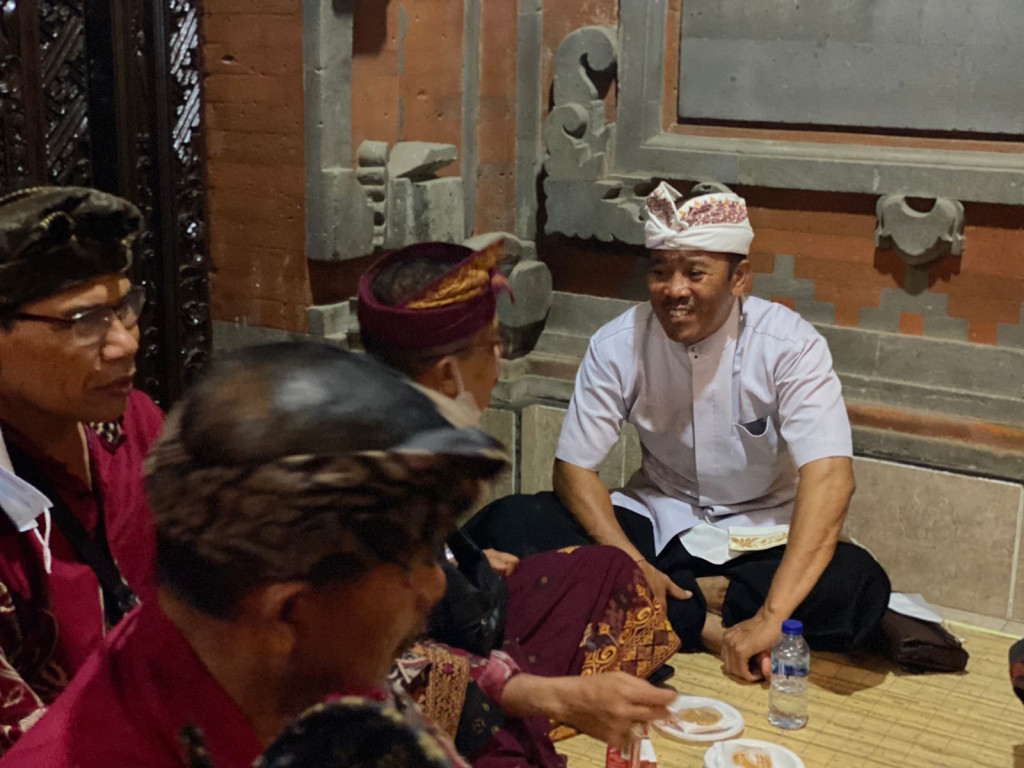 Perbekel Petang Menghadiri Undangan Pawiwahan,di Br Bukian,Plaga